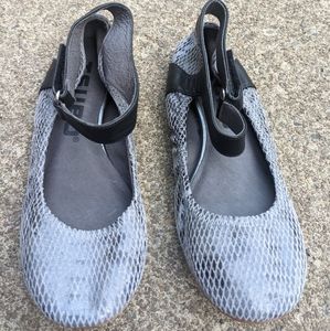 NWOT TSUBO Leather Gray & Black Shoes Size 5